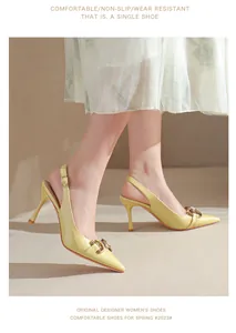 Vue détaillée d'élégants talons hauts slingback en cuir verni jaune avec boucle mors