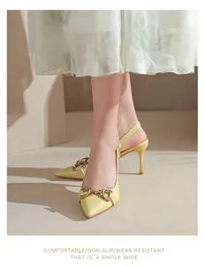 Détail d'escarpins slingback en cuir verni vert citron avec boucle mors dorée classique
