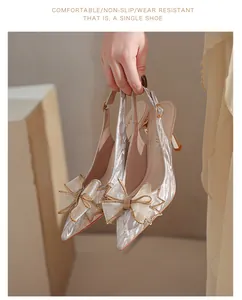 Tacones destalonados plateados con purpurina y lazo de cristal dorado
