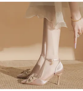 Detailansicht der eleganten Satin-Pumps mit spitzer Kappe, Schleife und Riemchen