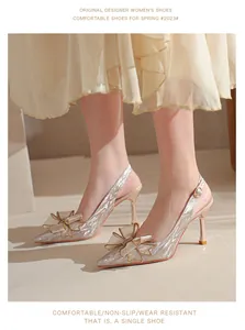 Detalle de los zapatos de tacón glitter con elegante lazo de cristal y cierre de hebilla