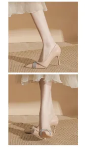 Primo piano di décolleté a spillo beige con elegante fibbia in strass e punta affusolata