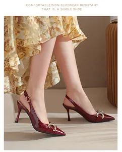 Escarpins slingback élégants en cuir verni bordeaux avec boucle mors portés