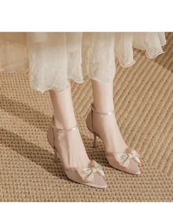 Elegante rosa spitze Pumps mit dekorativer Schleife und Knöchelriemen