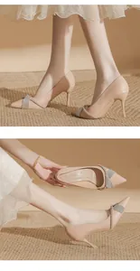 Vista dettagliata di eleganti décolleté beige a punta con decorazione in strass
