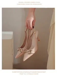 Vue détaillée d'escarpins slingback en cuir verni beige avec boucle mors dorée