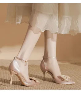 Elegante rosa Satin-Stilettos mit Schleife und zartem Knöchelriemen-Anhänger