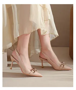 Vue détaillée de slingbacks nudes en cuir verni à bout pointu avec boucle mors dorée