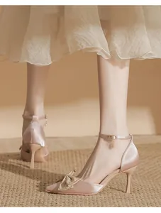 Elegante spitze d'Orsay-Pumps aus Satin mit Schleife und zartem Knöchelriemen