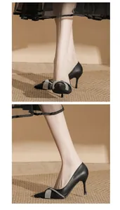 Primo piano di eleganti décolleté nere a punta con fibbia in strass di lusso raffinata.
