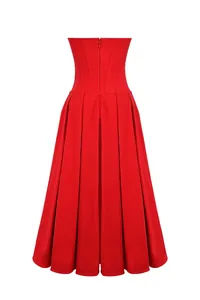 Vista posterior detallada de un elegante vestido midi de corsé rojo sin tirantes con falda