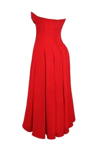 Vista trasera de elegante vestido corsé rojo sin tirantes con falda plisada
