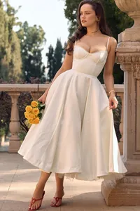 Elegante witte midi-jurk in Franse stijl met korset-taille en een wijde geplooide rok
