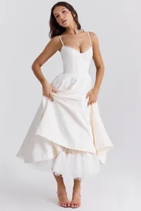 Elegante Franse korset-midijurk met spaghettibandjes en detail van tule en mesh aan de zoom.