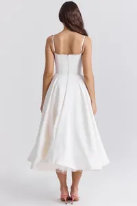 Achteraanzicht van een witte Franse midi-jurk met korset-taille en een wijde rok.
