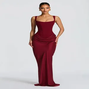 Robe longue sexy bordeaux élégante sans manches avec corset et détails drapés.