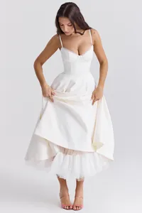 Prachtig detail van witte midi-korsetjurk met tule ruches en kanten afwerking