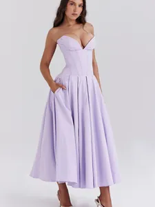 Elegante vestido midi tipo corsé lavanda sin tirantes con escote pronunciado y bolsillos.
