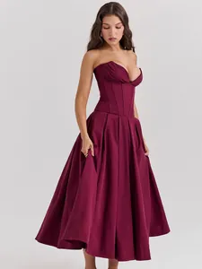 Elegante vestido midi tipo corsé palabra de honor en color granate con falda plisada.