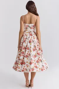 Elegante achterkant van een Franse midi-jurk met bloemenprint en mesh-zoomdetail