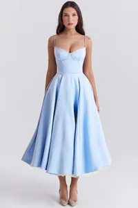 Elegante Franse lichtblauwe korset midi-jurk met mesh inzetstuk en wijde rok zoom