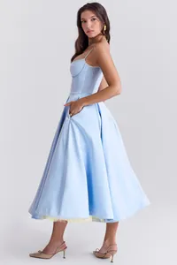 Detail van de lichtblauwe Franse stijl midi-jurk met korsetlijfje en tule zoom