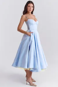 Elegante lichtblauwe Franse midi-jurk met korsettafwerking en mesh-patchwork onder de zoom