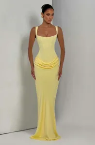 Robe longue moulante jaune clair sans manches avec décolleté carré élégant