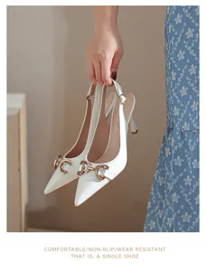 Escarpins slingback pointus en cuir verni blanc avec détail de boucle mors dorée