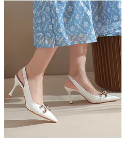 Vue latérale détaillée d'escarpins slingback en cuir verni blanc avec boucle mors dorée