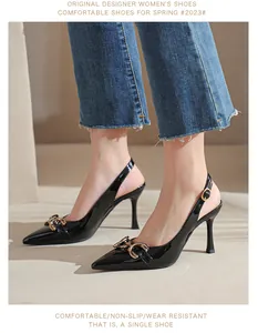 Escarpins slingback en cuir verni noir avec un détail de boucle mors doré très élégant