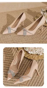 Dettaglio dei tacchi a spillo beige a punta con cinturini in strass