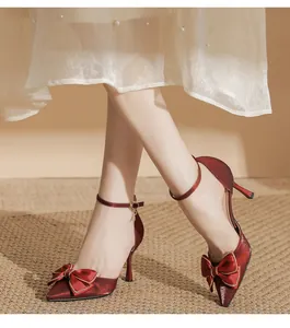 Elegante rote spitze High Heels mit luxuriöser Satin-Schleife und verstellbarem Knöchelriemen