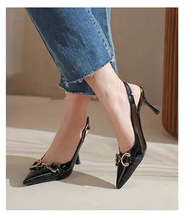 Escarpins pointus en cuir verni noir avec boucle mors et bride arrière élégante