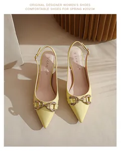 Vue détaillée d'escarpins slingback en cuir verni jaune à boucle mors
