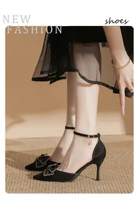 Detailansicht eleganter schwarzer High Heels mit Schleifendekor und spitzer Zehenpartie