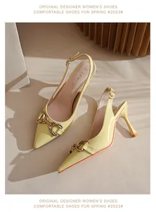 Vue détaillée de sandales jaunes à talons hauts en cuir verni avec boucle mors