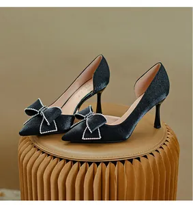 Eleganti décolleté d'Orsay in raso nero con fiocco di strass e punta
