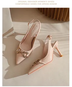 Escarpins slingback en cuir verni beige avec boucle mors de cheval dorée.