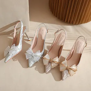 Elegantes salones slingback de punta con purpurina, lazo de cristal y tacón de aguja