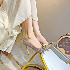 Elegante stiletto hakken met puntige neus, gouden gespen en geweven stoftextuur
