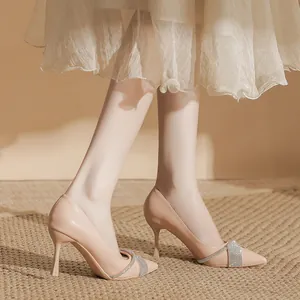 Eleganti decollete a punta beige con tacco a spillo e fibbia in strass lucenti.