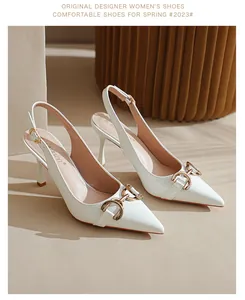 Vue détaillée des élégants escarpins slingback en cuir verni blanc avec une boucle