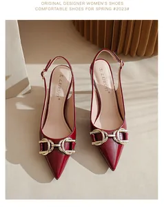 Escarpins rouges en cuir verni avec bout pointu et boucle mors de cheval dorée