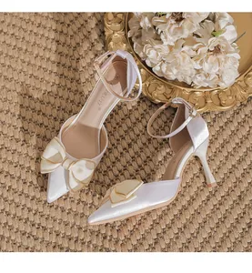 Elegante weiße Satin-Pumps mit spitzer Kappe, dekorativer Schleife und Knöchelriemen