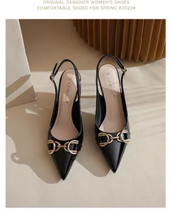 Escarpins slingback élégants en cuir verni noir avec boucle mors dorée et bout pointu