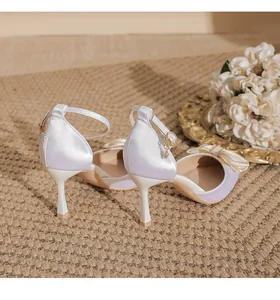Elegante lavendelfarbene Satin-Stilettos mit Knöchelriemen und dekorativer Schleife.