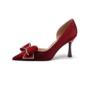 Eleganti tacchi a spillo in raso rosso vino con punta e decorazione fiocco di cristallo