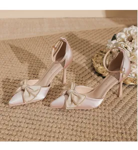 Elegante rosa Satin-High-Heels mit spitzer Zehenpartie, Schleife und Knöchelriemen-Detail