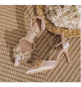 Elegante champagnerfarbene Satin-High-Heels mit spitzer Zehenpartie und Schleife
